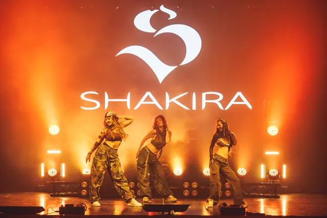 Tres bailarinas con luz naranja