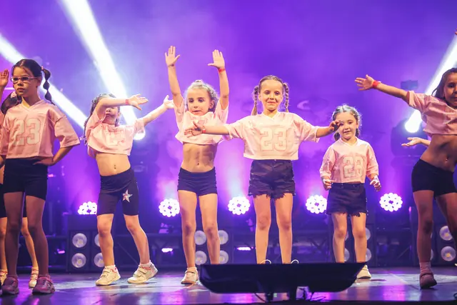 Las más pequeñas bailando