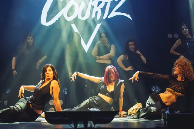 Coreografía de adultas en el suelo