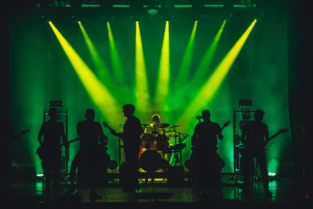 Banda a contraluz con luces verdes