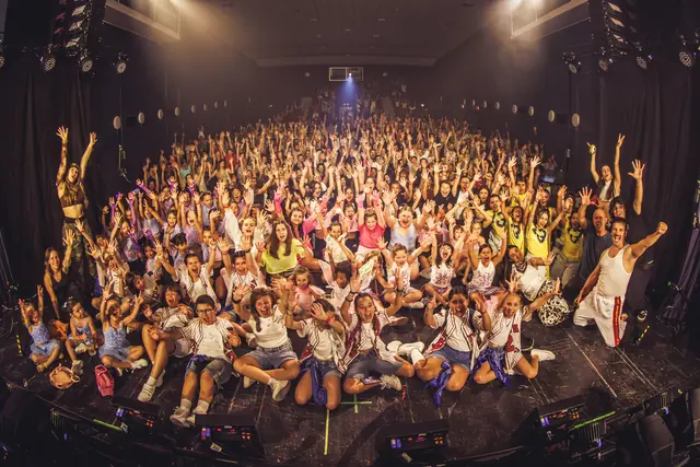 Todos los alumnos en el escenario al final del festival