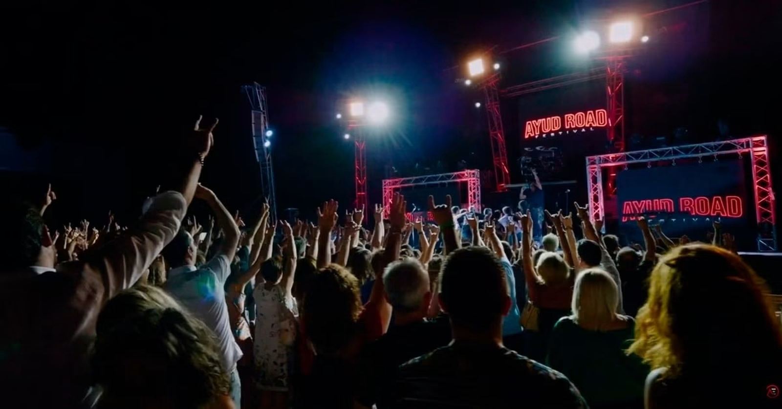 El público con las manos en alto frente al escenario del AyudRoad Festival