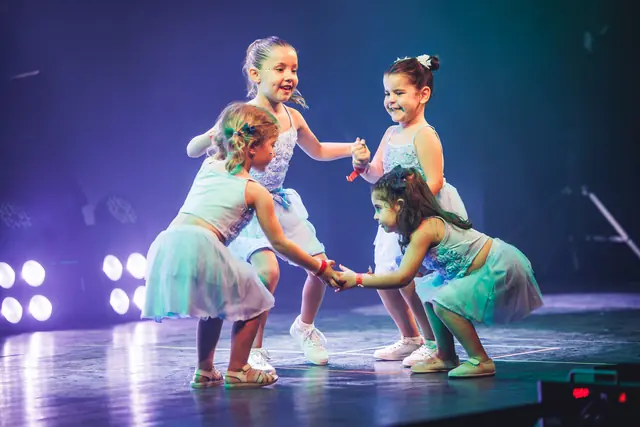 Las más pequeñas bailando en corro con tutús azules